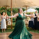 Eleganckie sukienki na wesele dla mamy puszystej