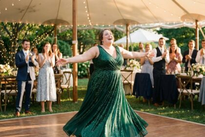 Eleganckie sukienki na wesele dla mamy puszystej