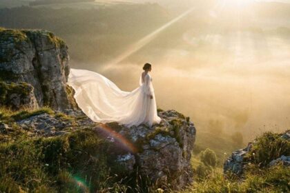 Ślub w plenerze vs. elegancka sala – jak dobrać suknię do miejsca?